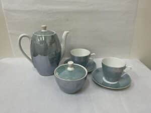 Lustre coffee pot set with two cups