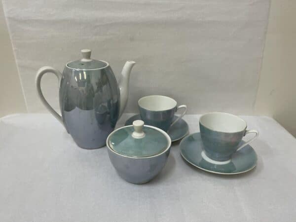 Lustre coffee pot set with two cups
